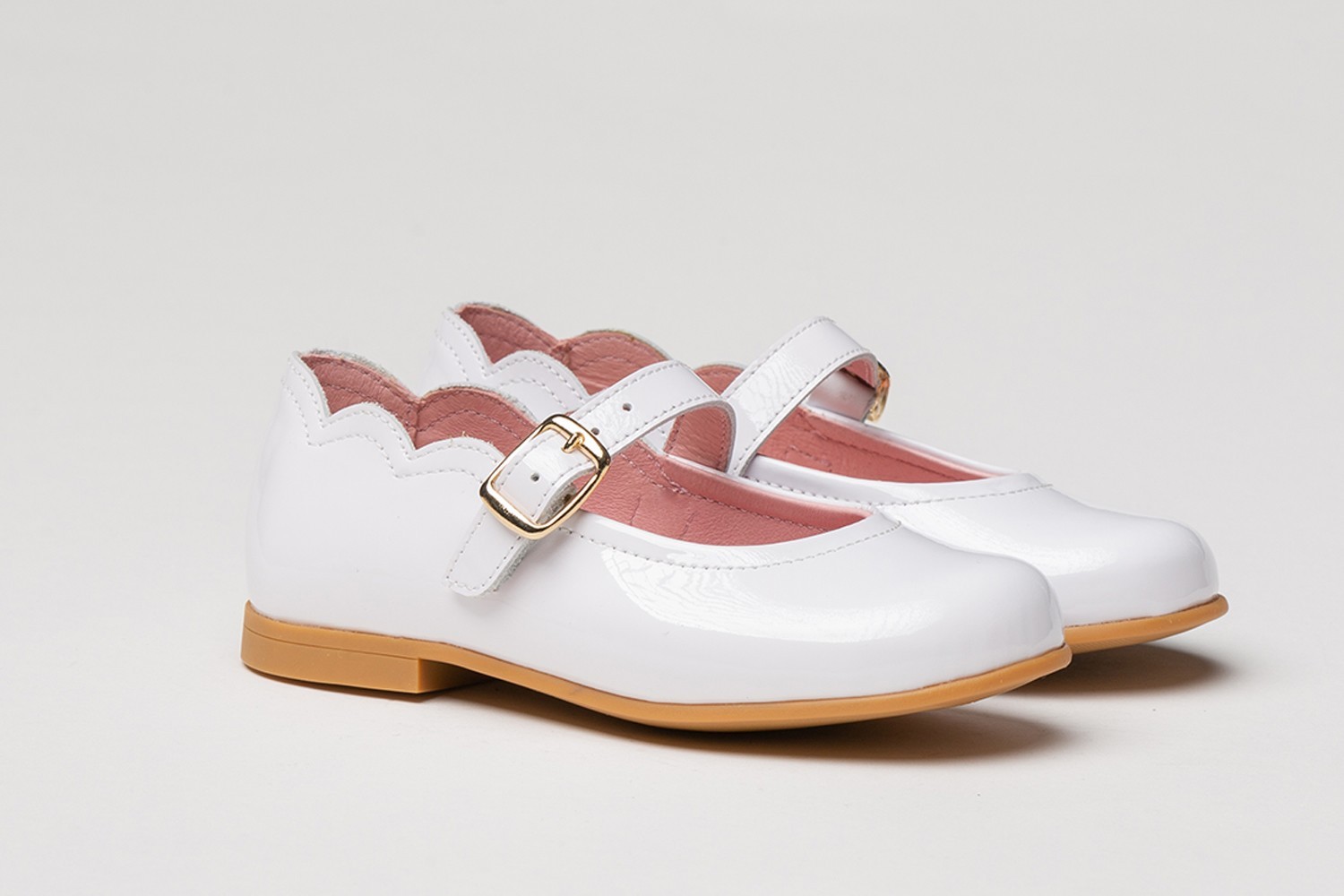 ANGELITOS MERCEDITA DE NIÑA EN CHAROL BLANCA